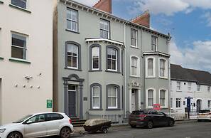 Spinnaker - Close to Town Sea Views