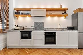 Spinnaker - Close to Town Sea Views