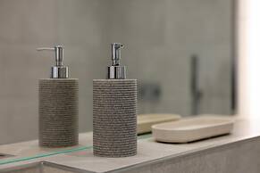 Spinnaker - Close to Town Sea Views