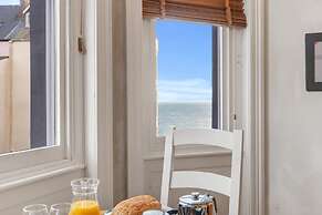 Spinnaker - Close to Town Sea Views