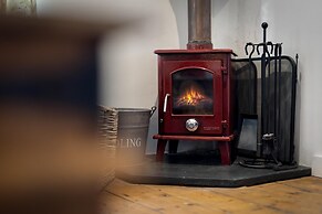 The Cwtch Apartment - Sea Views Walk to Beach