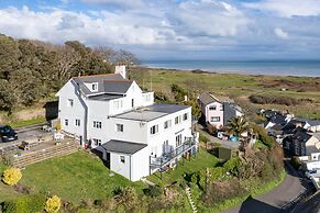 The Cwtch Apartment - Sea Views Walk to Beach