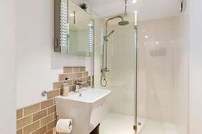 The Cwtch Apartment - Sea Views Walk to Beach