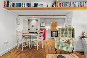 The Cwtch Apartment - Sea Views Walk to Beach