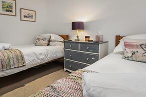 The Cwtch Apartment - Sea Views Walk to Beach