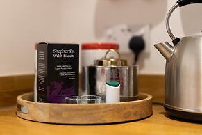 The Cwtch Apartment - Sea Views Walk to Beach