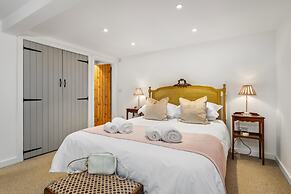 The Cwtch Apartment - Sea Views Walk to Beach