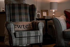 The Cwtch Apartment - Sea Views Walk to Beach