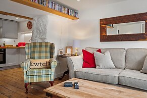 The Cwtch Apartment - Sea Views Walk to Beach