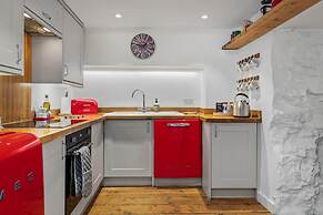 The Cwtch Apartment - Sea Views Walk to Beach