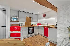 The Cwtch Apartment - Sea Views Walk to Beach