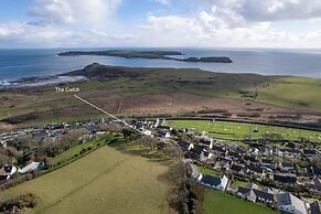 The Cwtch Apartment - Sea Views Walk to Beach