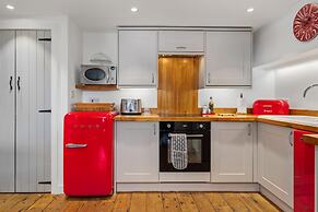 The Cwtch Apartment - Sea Views Walk to Beach