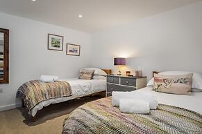 The Cwtch Apartment - Sea Views Walk to Beach