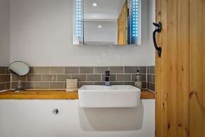 The Cwtch Apartment - Sea Views Walk to Beach