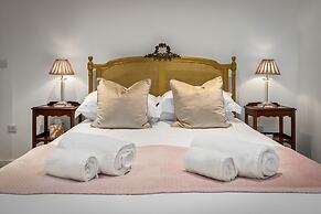 The Cwtch Apartment - Sea Views Walk to Beach