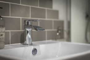 The Cwtch Apartment - Sea Views Walk to Beach