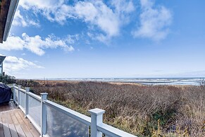 Oceanfront Moclips Escape w/ Deck & Beach Access!