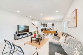 Bright & Modern Davenport Townhome w/ Pool Access!