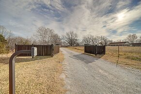 Family Home in Vinita w/ Fire Pit & Game Room!