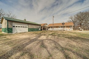 Game Room & Large Yard: Vinita Farmhouse!