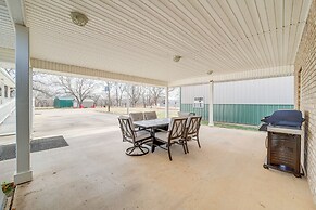 Game Room & Large Yard: Vinita Farmhouse!