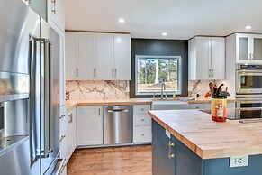 Lake Hartwell Retreat w/ Deck & Private Dock!