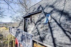Charming Franklin Cabin With Deck: Stunning Views!