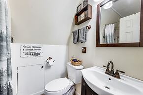 Charming Franklin Cabin With Deck: Stunning Views!