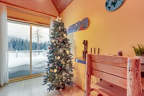 Snoqualmie Pass Cabin w/ Deck: Walk to Ski Lift