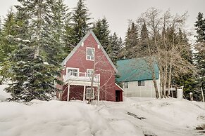 Snoqualmie Pass Cabin w/ Deck: Walk to Ski Lift