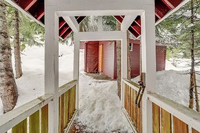 Snoqualmie Pass Cabin w/ Deck: Walk to Ski Lift