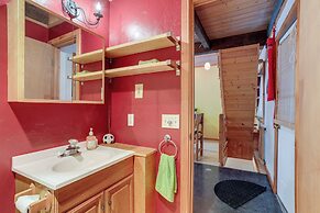 Snoqualmie Pass Cabin w/ Deck: Walk to Ski Lift