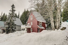 Snoqualmie Pass Cabin w/ Deck: Walk to Ski Lift