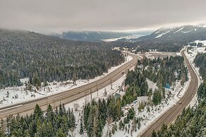 Snoqualmie Pass Cabin w/ Deck: Walk to Ski Lift