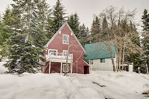Snoqualmie Pass Cabin w/ Deck: Walk to Ski Lift