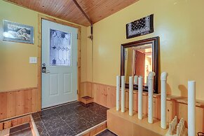 Snoqualmie Pass Cabin w/ Deck: Walk to Ski Lift