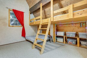 Snoqualmie Pass Cabin w/ Deck: Walk to Ski Lift