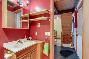 Snoqualmie Pass Cabin w/ Deck: Walk to Ski Lift