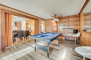 Spacious Lexington Abode w/ Pool Table & Fireplace