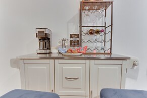 Cozy Inwood Apartment: History, Hiking & Wine!