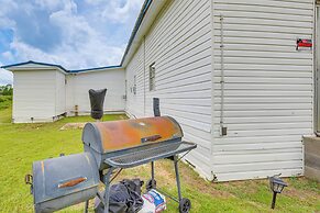 Clanton Cottage w/ Charcoal Grill & Porch!