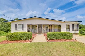 Clanton Cottage w/ Charcoal Grill & Porch!