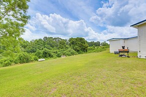 Clanton Cottage w/ Charcoal Grill & Porch!