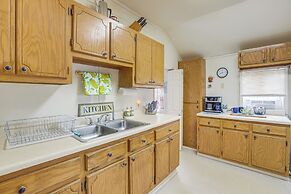 Clanton Cottage w/ Charcoal Grill & Porch!