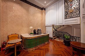 Golden Star Hotel & Apartment