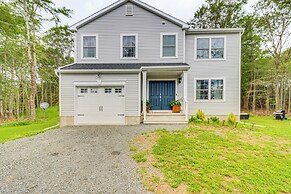 5 Mi to Lake: Modern Tobyhanna Retreat!