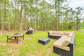 5 Mi to Lake: Modern Tobyhanna Retreat!