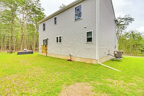 5 Mi to Lake: Modern Tobyhanna Retreat!