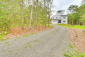 5 Mi to Lake: Modern Tobyhanna Retreat!